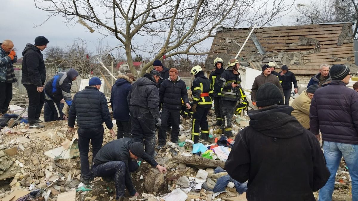 Rusové zaútočili na vesničku u Kyjeva. Pět mrtvých, včetně tří dětí